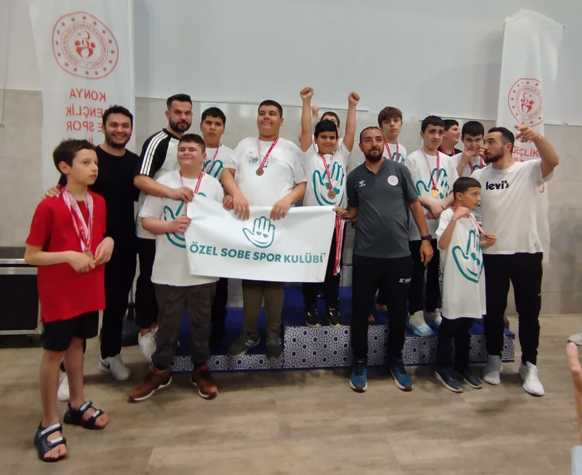 Otizmli yüzücü Alper’den 13 farklı stilde 13 şampiyonluk