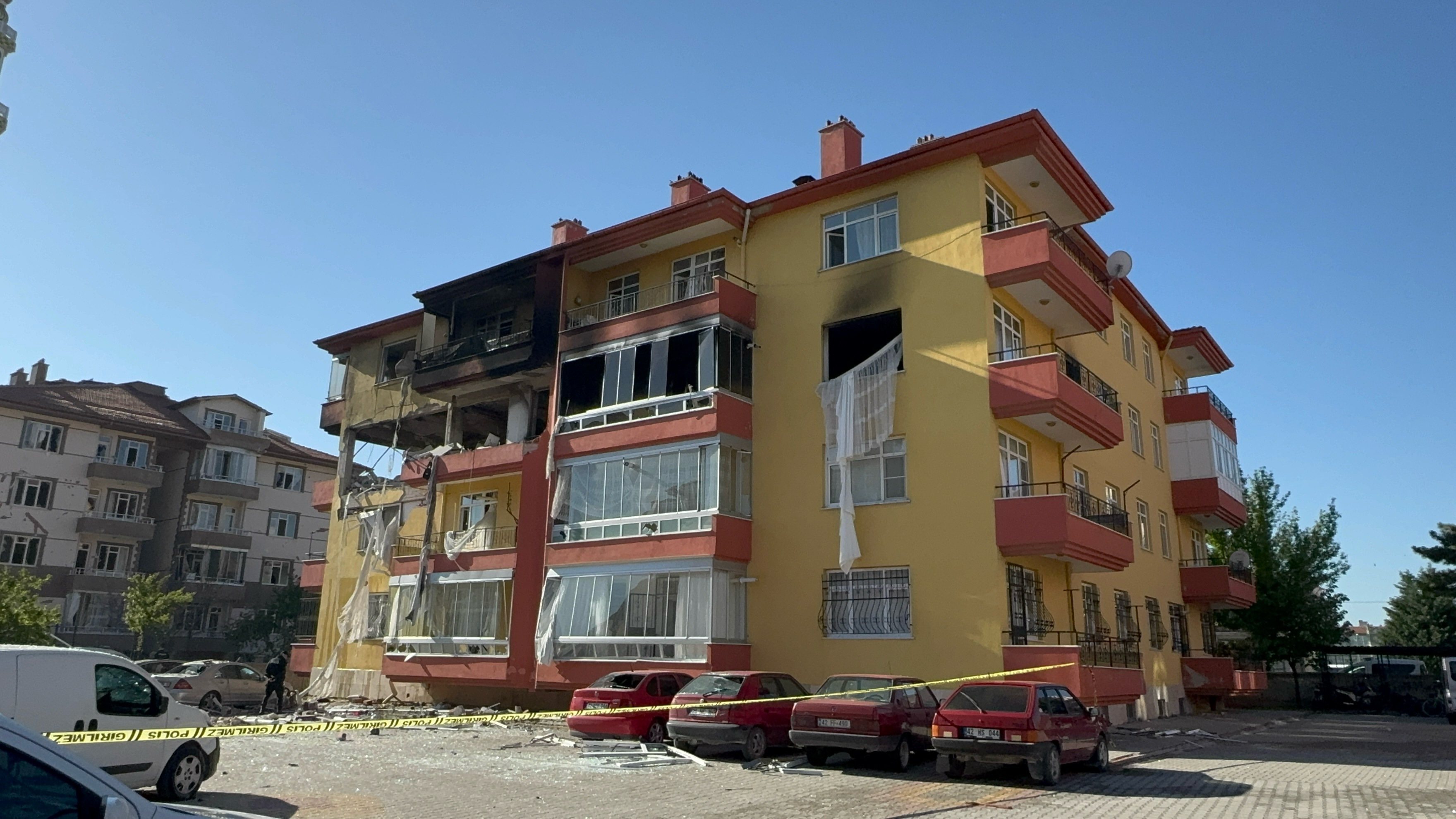 Konya'da bir binada meydana gelen patlamada 1'i ağır 12 kişi yaralandı