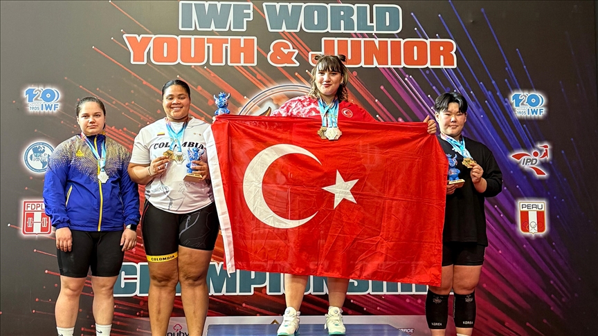 Milli halterci Fatmagül Çevik, gençler dünya şampiyonu oldu