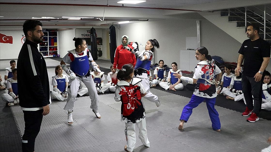Milli takım antrenörü aile tekvandoda geleceğin şampiyonlarını yetiştiriyor