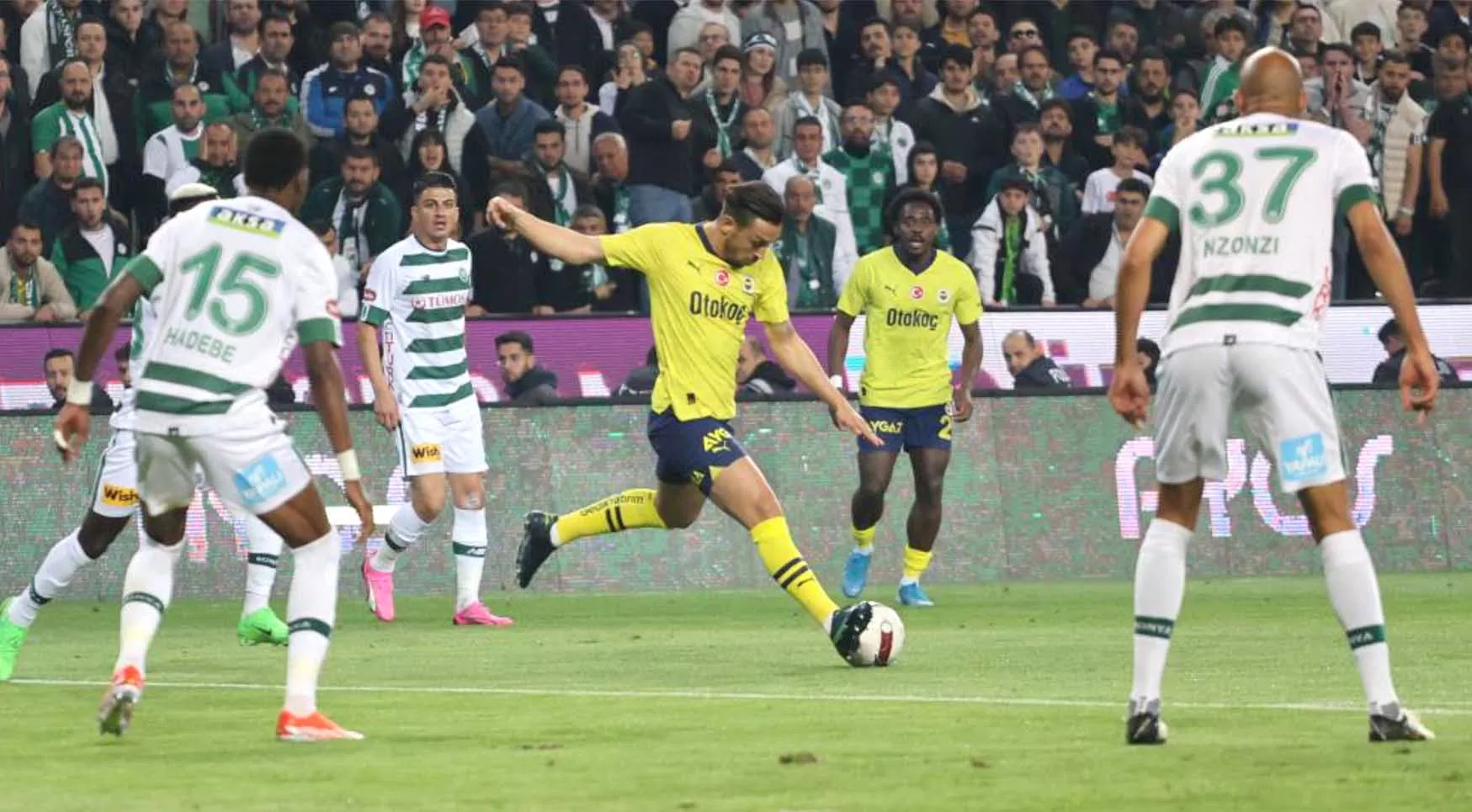 Konyaspor'da ilk ayrılık gerçekleşti! Hadebe taraftara ve camiaya veda etti