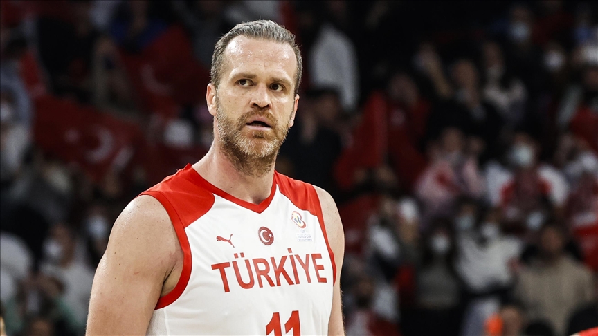 Oğuz Savaş, basketbol kariyerini noktaladı