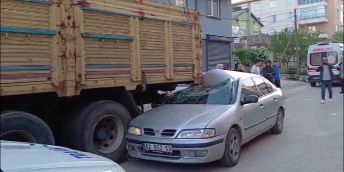 Konya'da faciadan dönüldü! Otomobil park halindeki kamyonun altına girdi