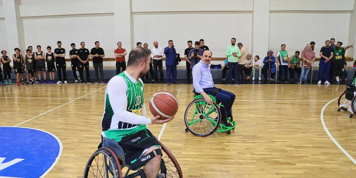 Başkan Altay tekerlekli sandalyeye oturdu engelli basketçilerle maç yaptı