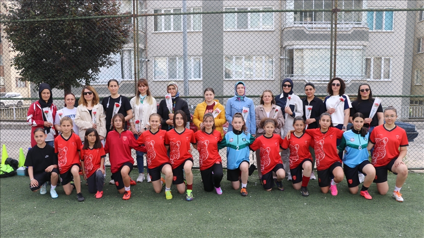 Amasya'da kadın futbolcular, annelerinin Anneler Günü'nü kutladı