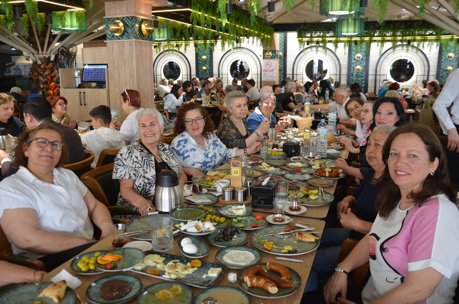 CHP, anneleri anlamlı günde buluşturdu