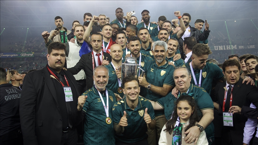 Kocaelispor, şampiyonluk kupasını aldı