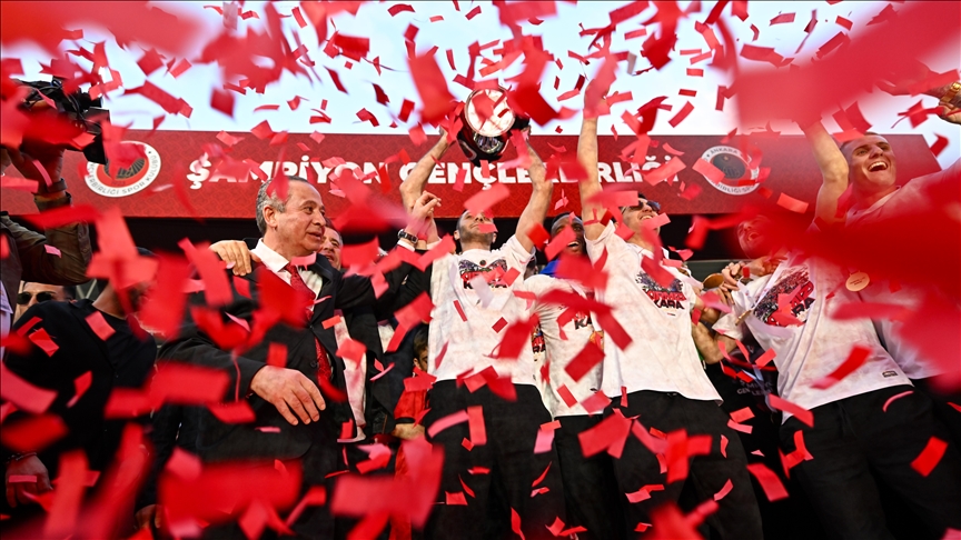 Gençlerbirliği Süper Lig'e yükselerek kupasını kaldırdı