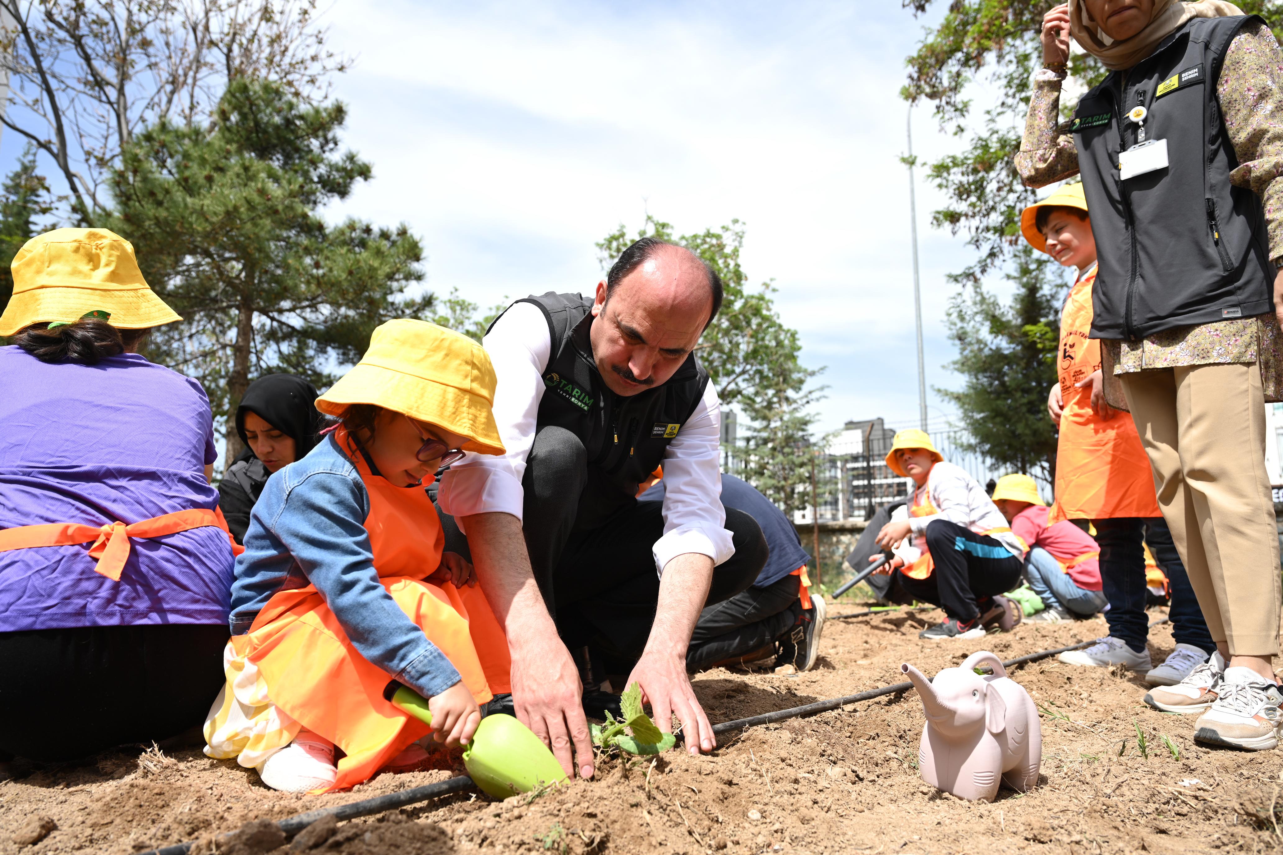 Başkan Altay özel gençlerle birlikte sebze fidelerini toprakla buluşturdu