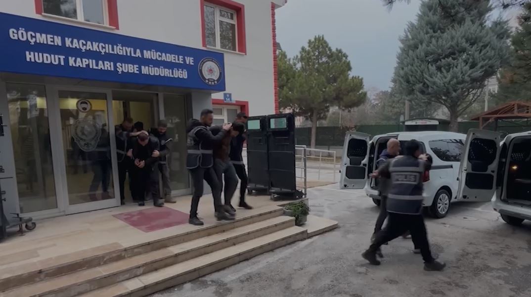 Konya merkezli göçmen kaçakçılığı operasyonunda 8 kişi tutuklandı