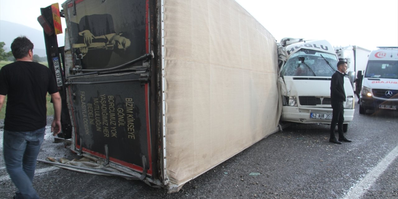 Konya'da kamyon minibüsle çarpıştı: 14 yaralı