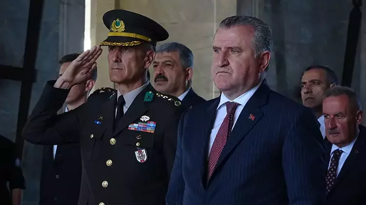 Bakan Bak, sporcu ve gençlerle Anıtkabir’i ziyaret etti