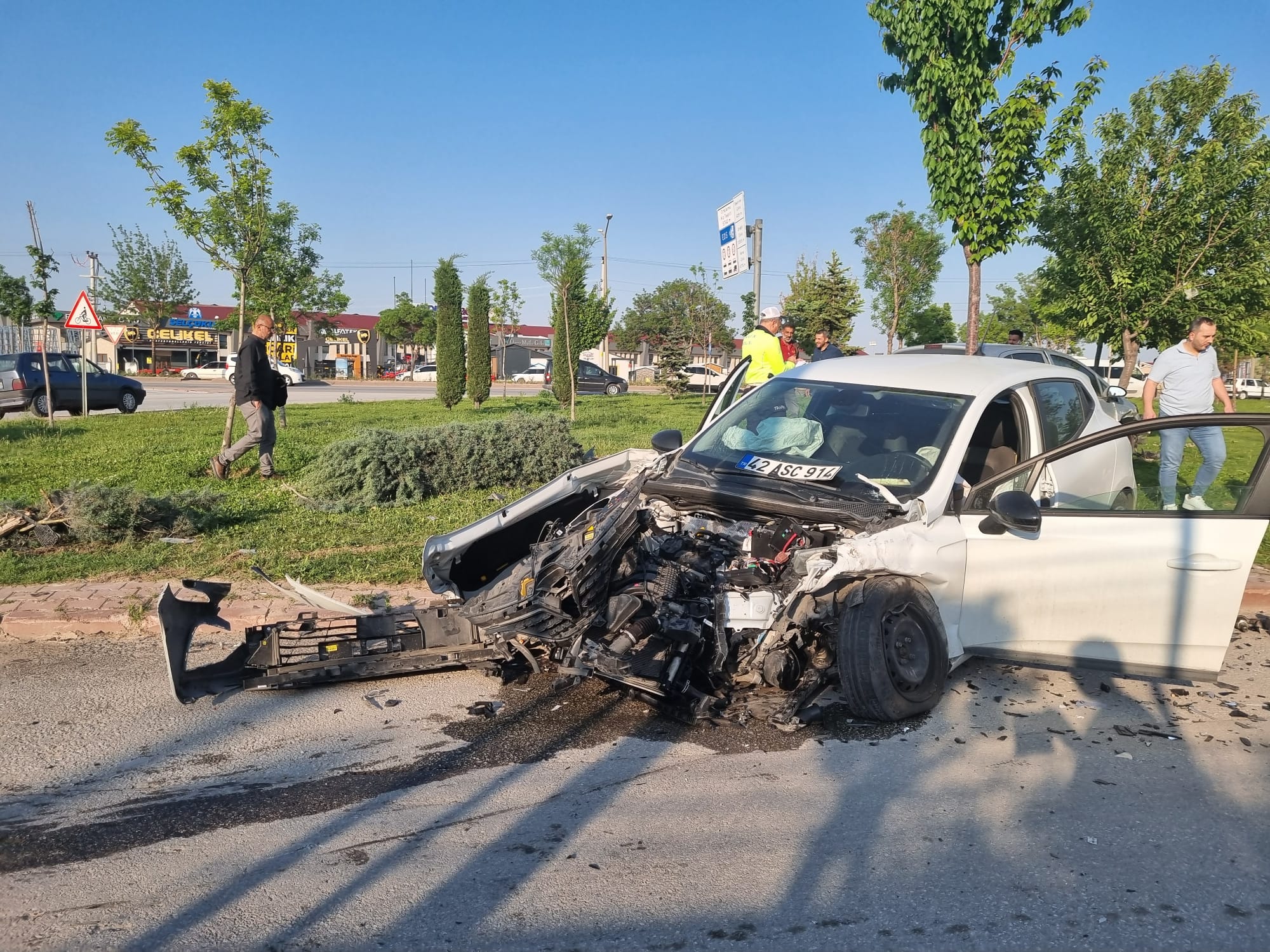 Konya'da korkutan kaza! Ağaca çarparak durabildi