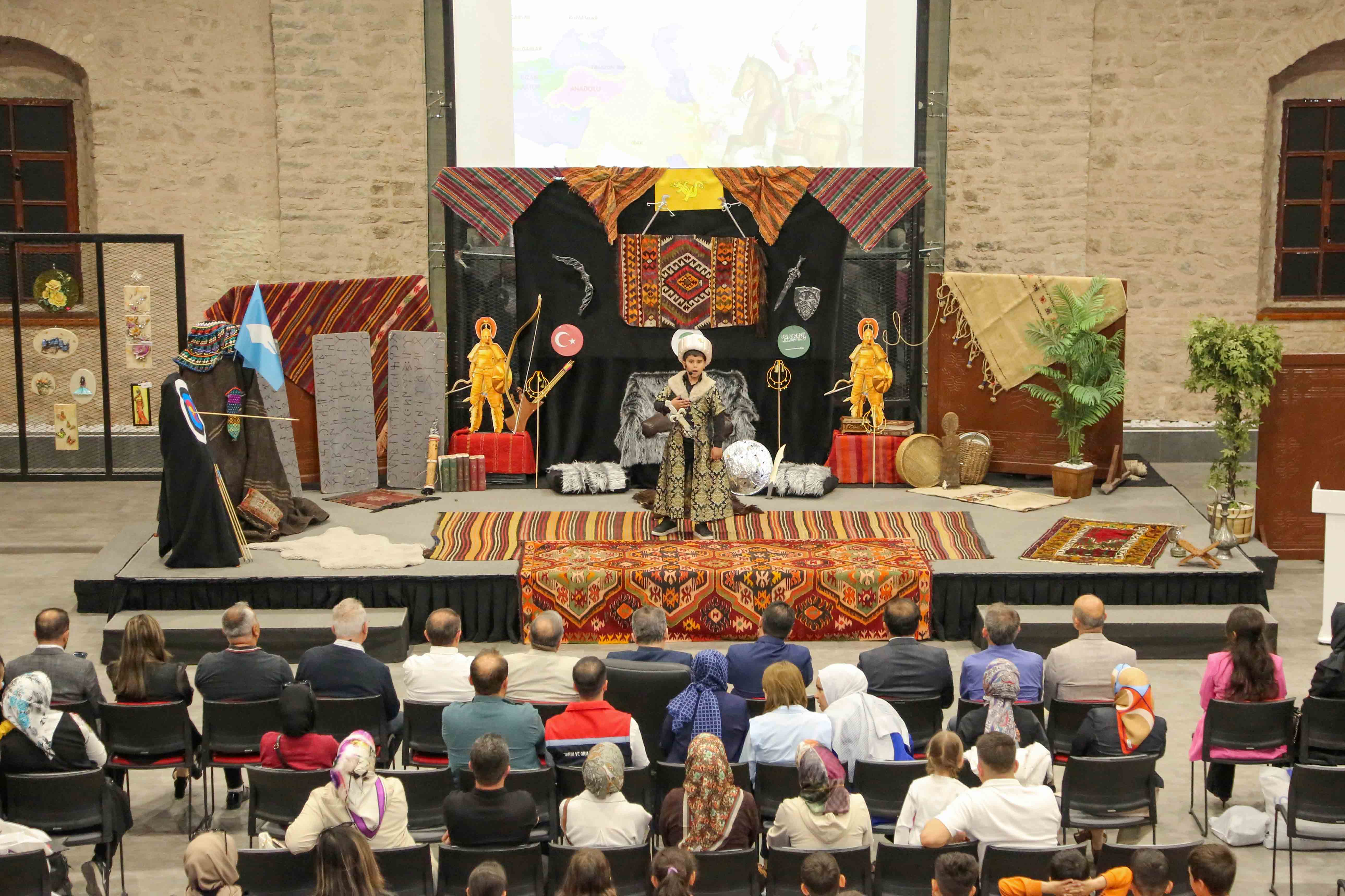 Geleceğin kahramanları, tarihe damga vuran isimleri sahneye taşıdı