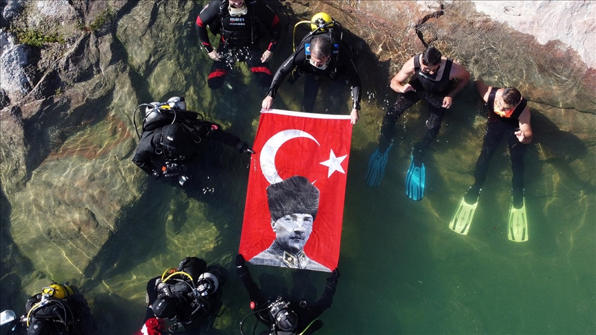 Tunceli'de 19 dalgıç, gölün 19 metre derinliğinde Atatürk'ü andı