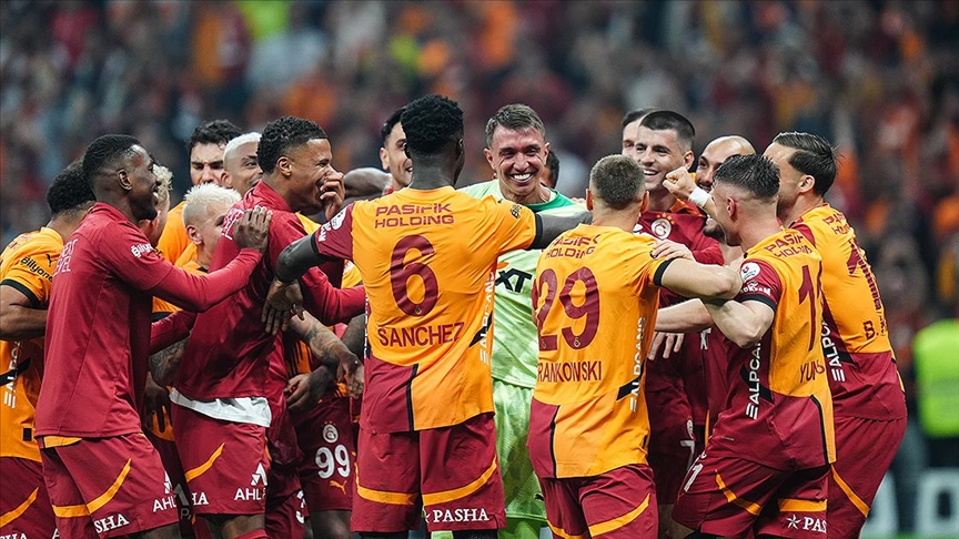Galatasaray şampiyon olarak 5. yıldızı takan ilk takım oldu
