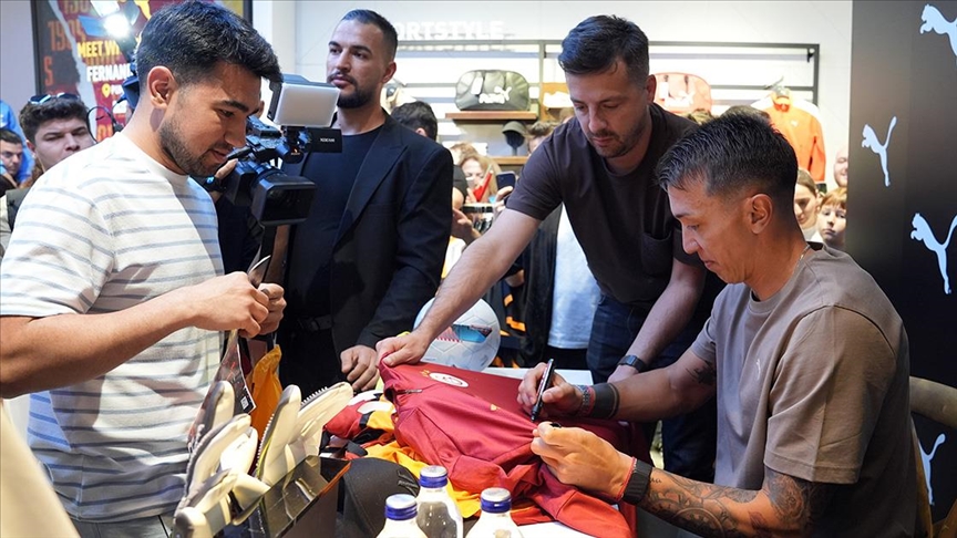 Muslera, imza gününde taraftarla buluştu