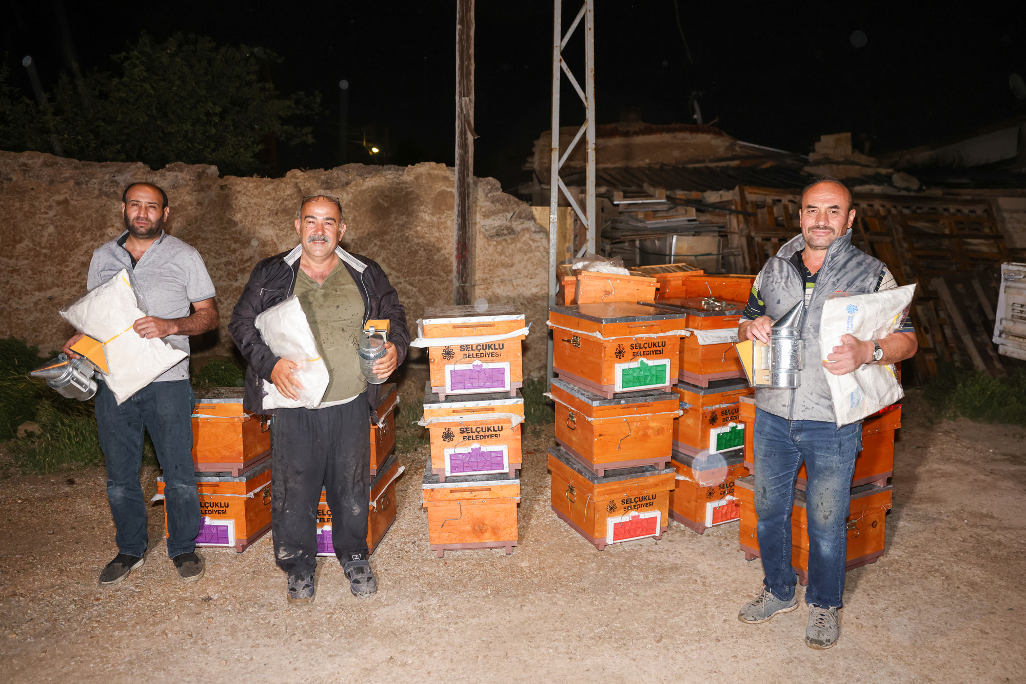 Arılı Kovan Desteği Projesi’nde üreticilerin arı ve kovanları dağıtıldı