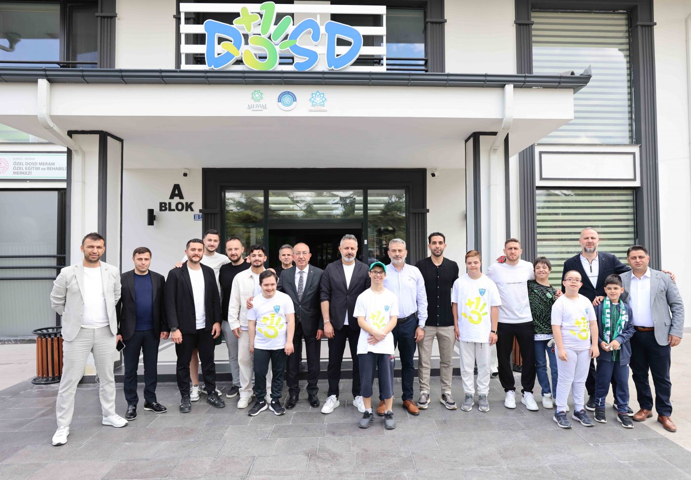 Konyaspor'un yıldızlarından DOSD Meram'a özel ziyaret