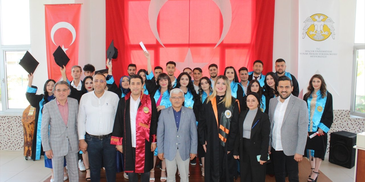 Yunak Meslek Yüksek Okulu'nda mezuniyet coşkusu