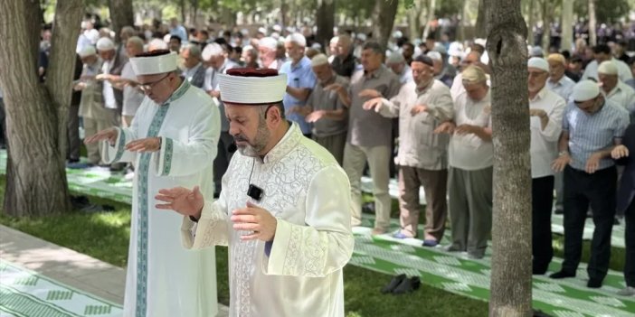 Konya'da yağmur duasına binlerce kişi katıldı