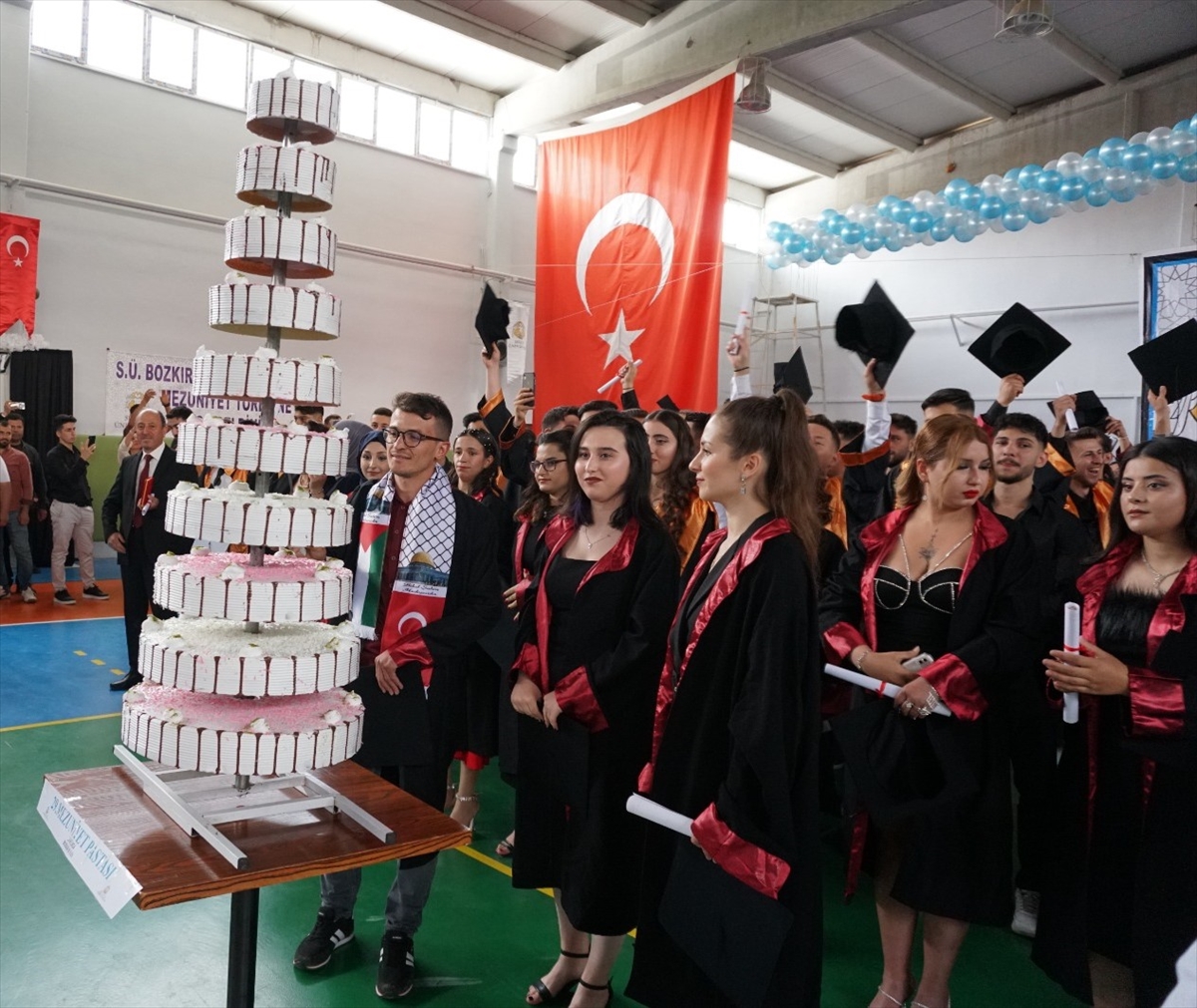 Konya'daki bu okulun mezuniyet töreninde alkışlanacak hareket! Öğrenciler İsrail katliamına tepki gösterdi