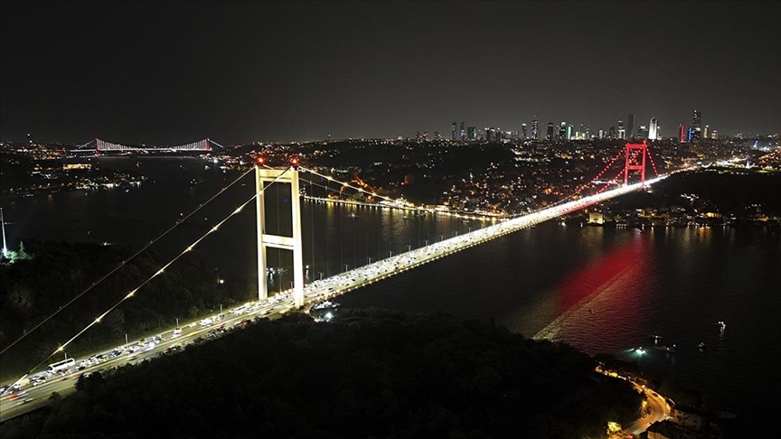 Fatih Sultan Mehmet Köprüsü sarı-kırmızıya büründü