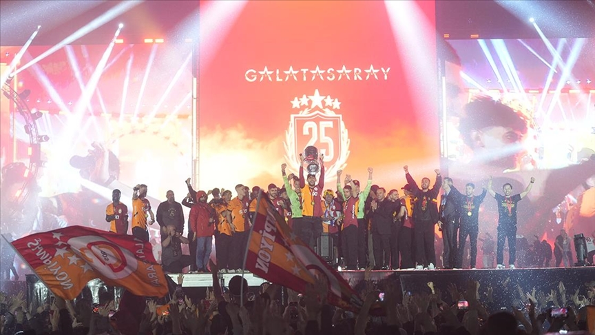 Galatasaray, 25. şampiyonluğu Yenikapı'da taraftarıyla kutladı