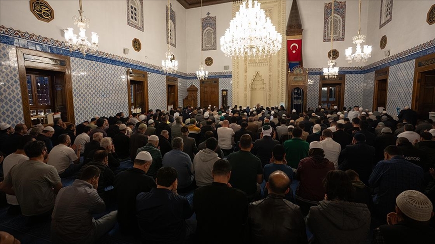 Şehitler ve Filistinliler için sabah namazında tüm camilerde dua edildi