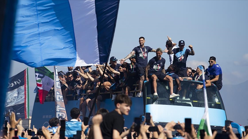 Napoli, taraftarıyla şampiyonluk turu attı
