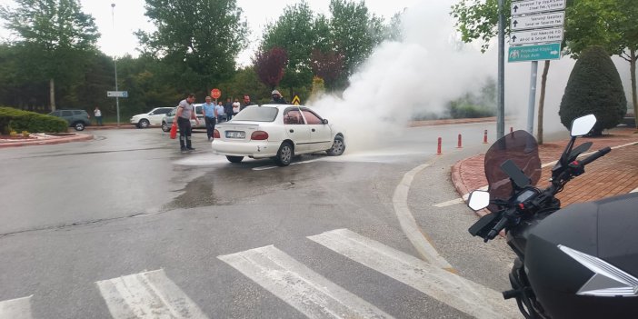 Konya'da araç birden alev aldı! Kendi imkanları ile söndürmeye çalıştılar