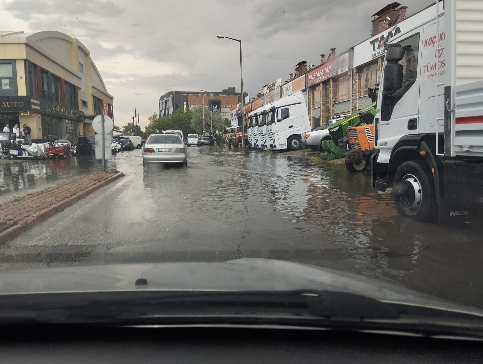 Konya’da şiddetli yağış hayatı olumsuz etkiledi