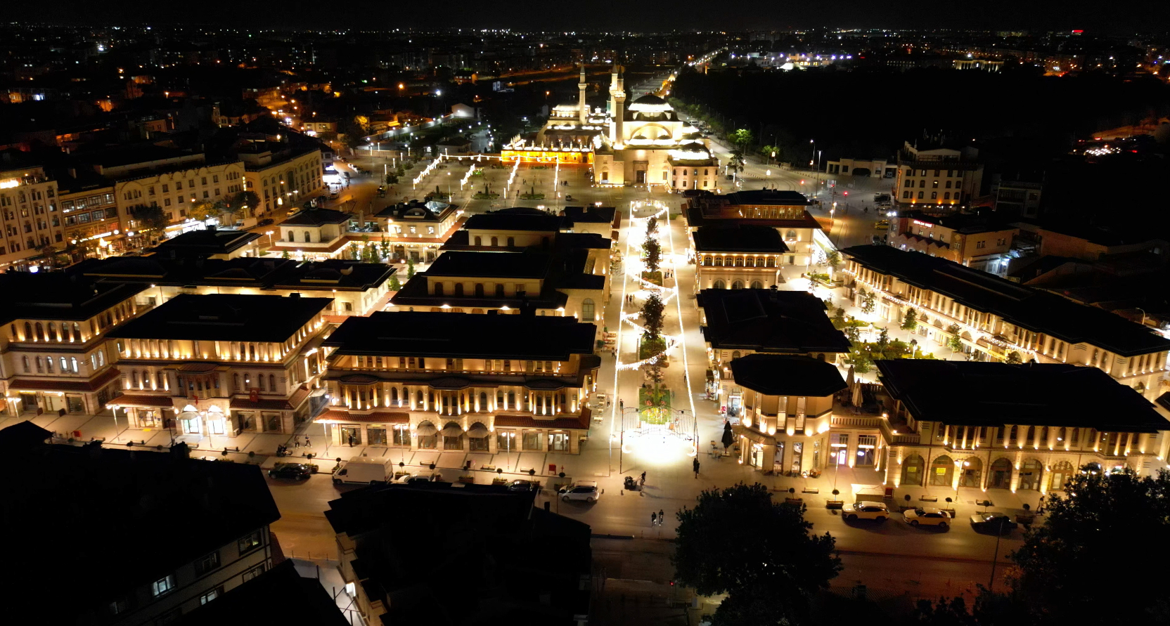 Konya şehir merkezi Kurban Bayramı öncesi ışıl ışıl oldu