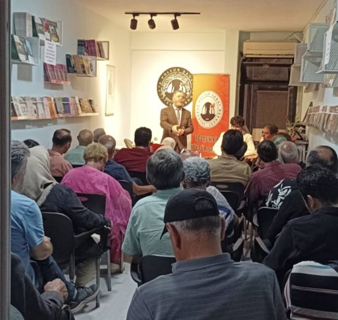 Muşmal: Tarih profesörü olsam da edebiyatın çırağıyım