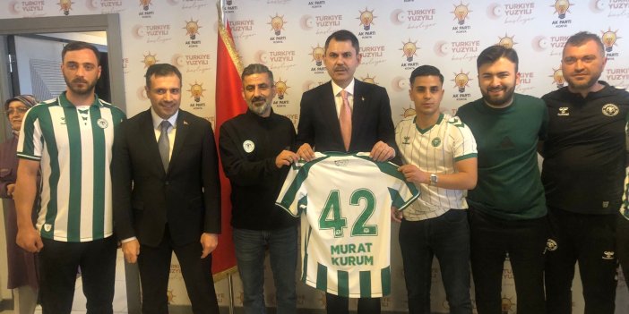 Bakan Kurum’a forma hediye ettiler!