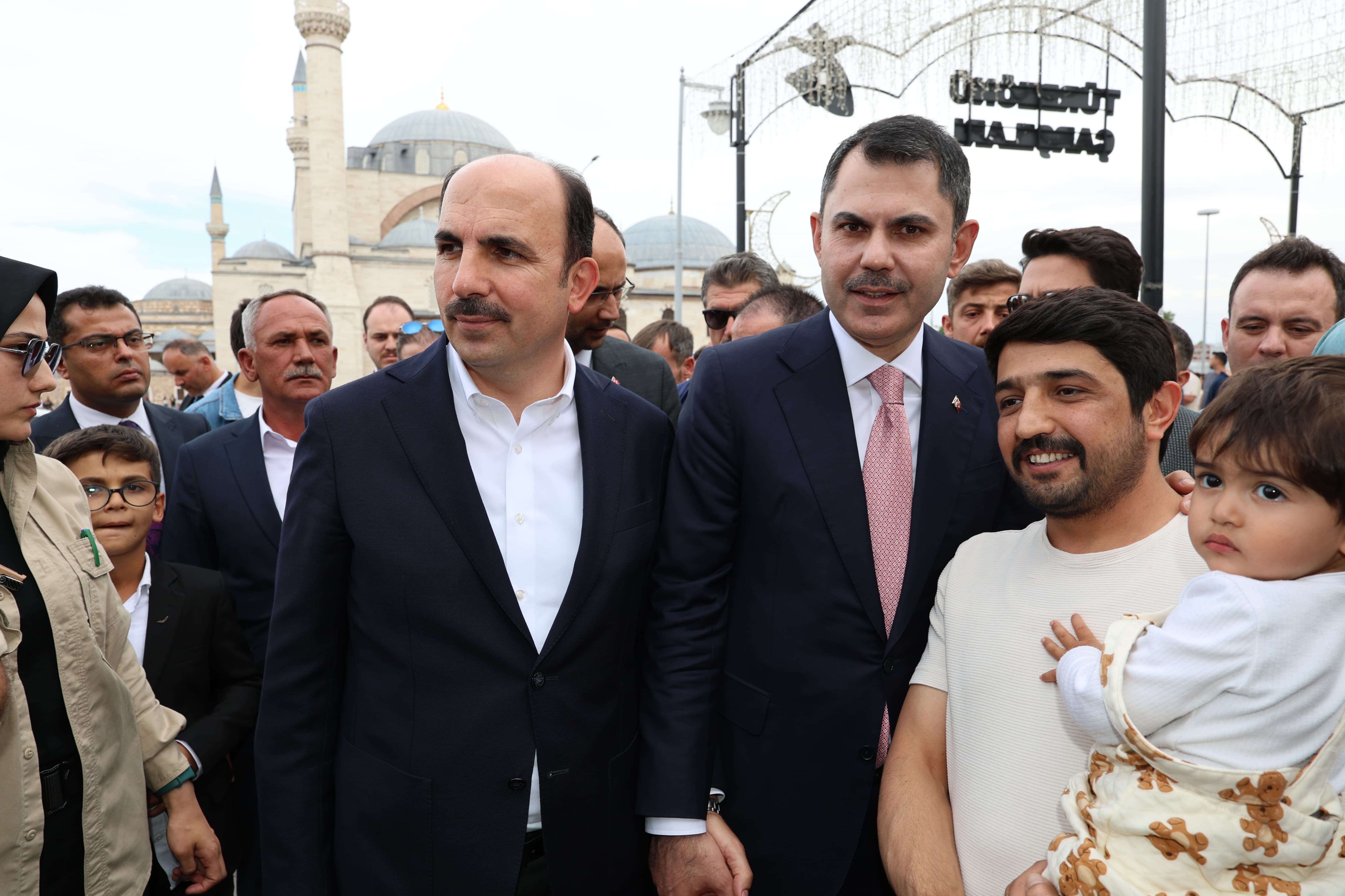 Bakan Kurum Türbeönü Çarşılarında Konyalılarla Kucaklaştı