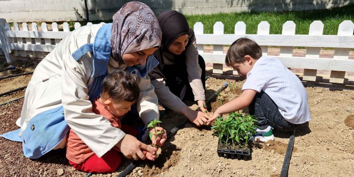 Meramlı özel çocuklar fideleri toprakla buluşturdu