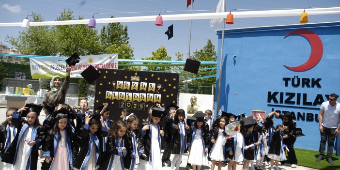 Kızılay Anaokulundan mezun  olan minik öğrenciler kep attılar