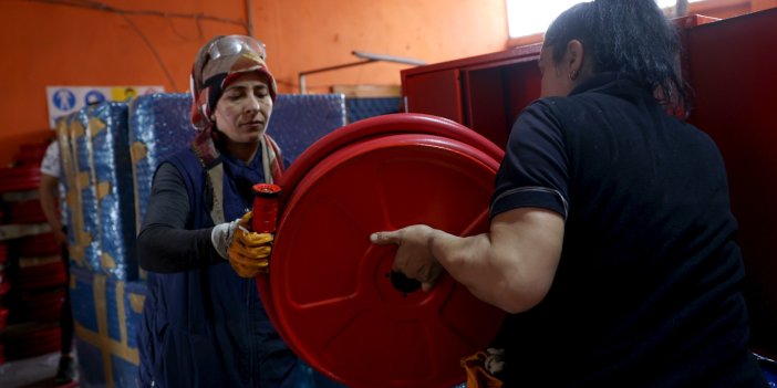 Yangın dolabı imal edilen atölyede işleri kadınlar yapıyor