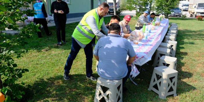 Akşehir Belediyesi bayram öncesi çorba ikramında bulunuyor