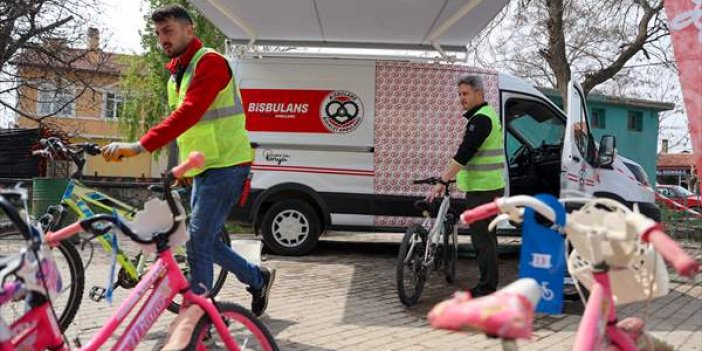 Konya'da, kırsal bölgelerde çocukların bisikletini belediye personeli tamir ediyor