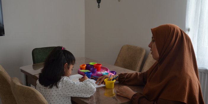 Konya’da annesiz kalan Meryem koruyucu ailesinin en özel çocuğu oldu