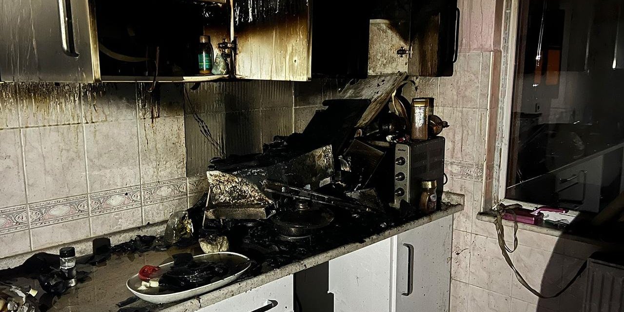 Ocakta unutulan yemek mutfağı yaktı