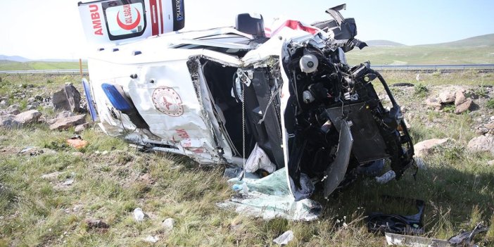 Ambulans şarampole devrildi: 4 sağlıkçı yaralandı