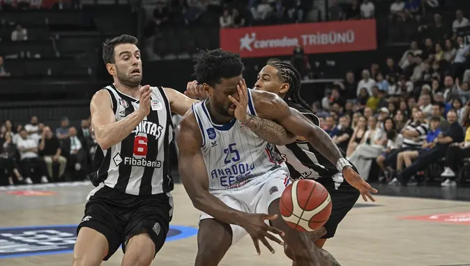 Anadolu Efes seride öne geçti