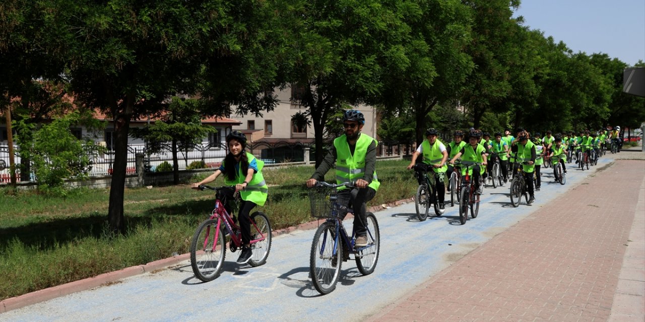 Konya'da öğrenciler okula zabıta eşliğinde konvoy halinde gidiyor