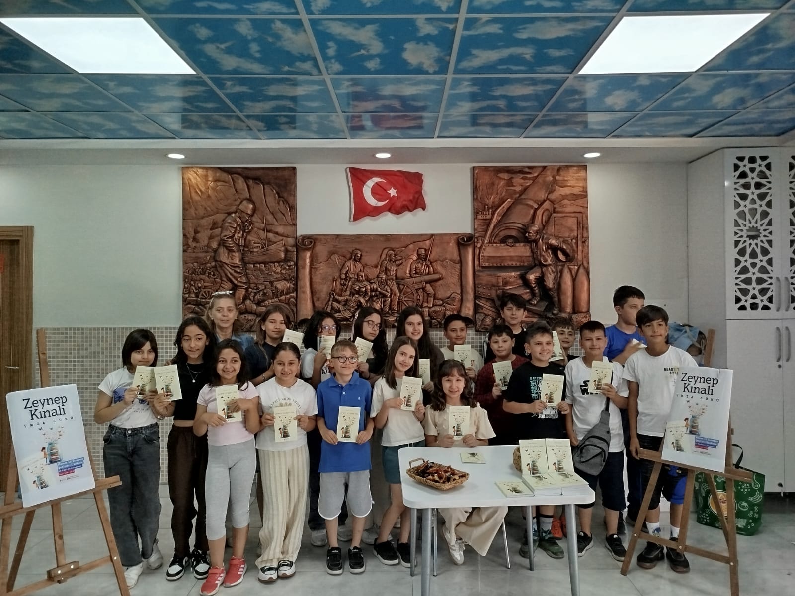 Minik şairden büyük adım: “Şiirlerle Düşelim Yola” Kitabı için imza günü düzenlendi