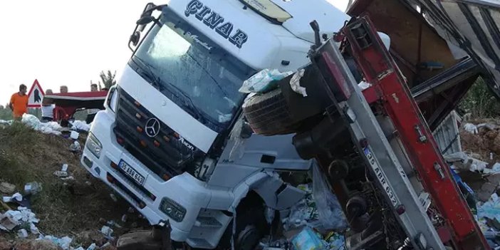 Lastiği patlayan TIR, karşı şeride geçip TIR ile çarpıştı: 1 ölü, 1 yaralı