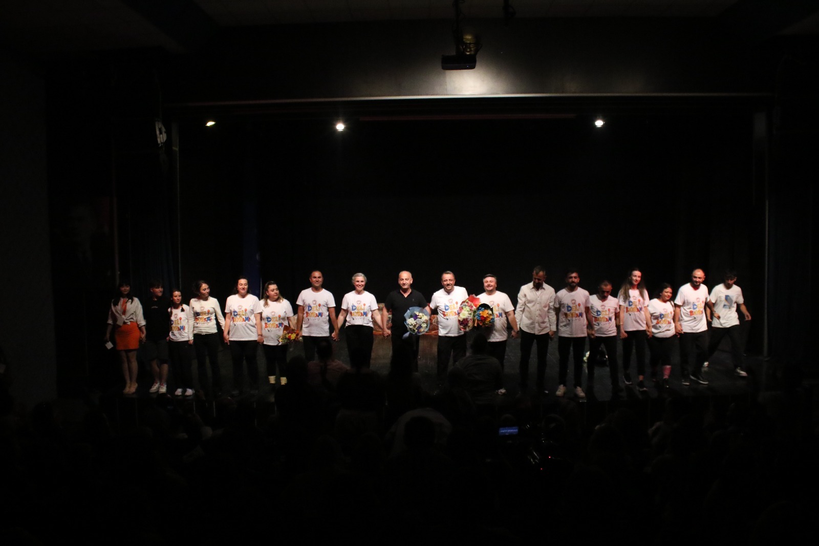 Konya’nın sahnesi Sahnerengi Tiyatro, seyircisinden büyük alkış aldı