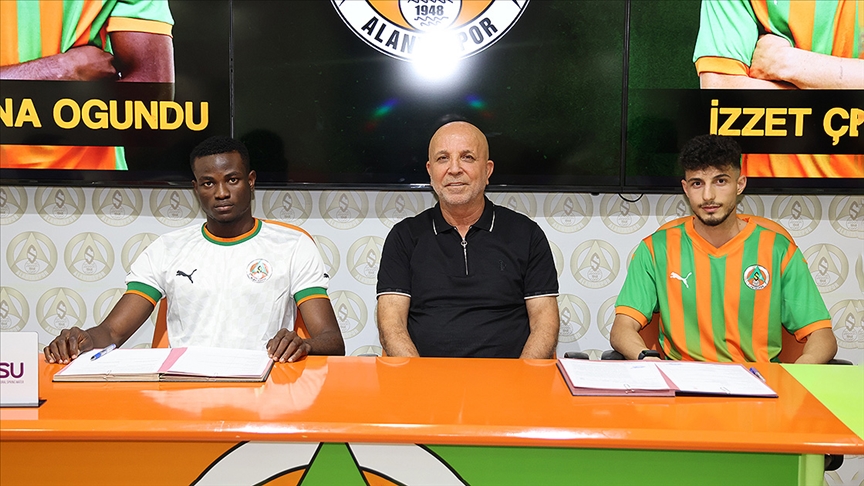 Alanyaspor, kadrosuna kattığı 2 oyuncu için imza töreni düzenledi